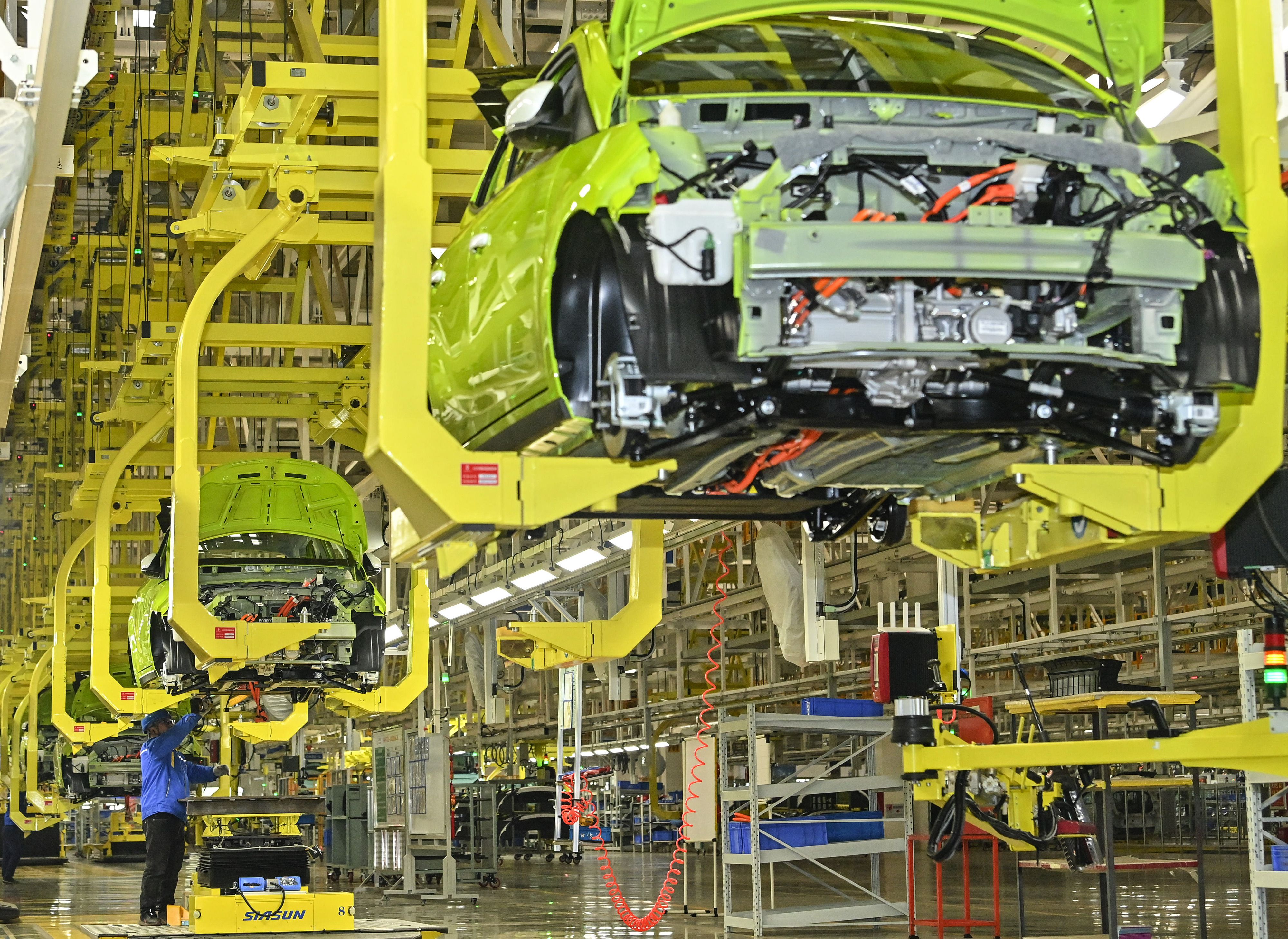 　　△ 2024年2月27日，一家新能源汽车公司的总装车间生产线上，工人正在加紧生产赶订单。